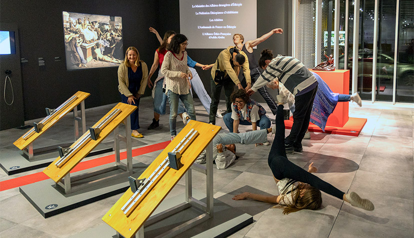 Les visiteurs dansent à leur tour dans l'exposition.