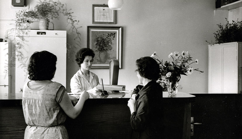 Photo intérieure du bureau de poste de Pailhes (Ariège) datée de 1963